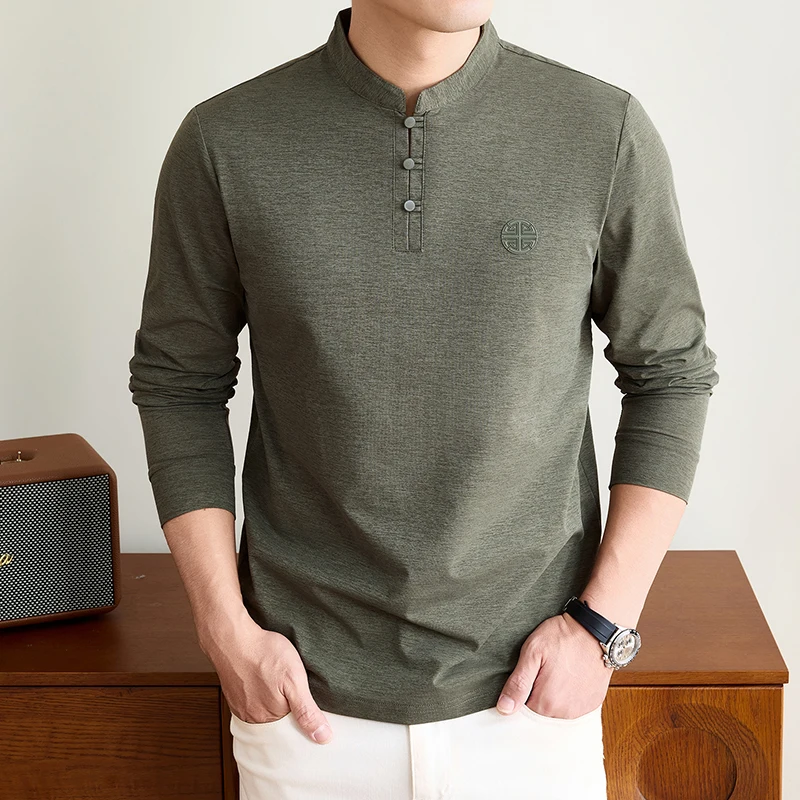 Embellish Knit - เสื้อยืดแขนยาวคอจีนสำหรับผู้ชาย ดีไซน์กระดุมแบบดั้งเดิม มีตราสัญลักษณ์ที่หน้าอก เนื้อผ้าเรียบลื่น ยืดหยุ่น ใส่สบาย